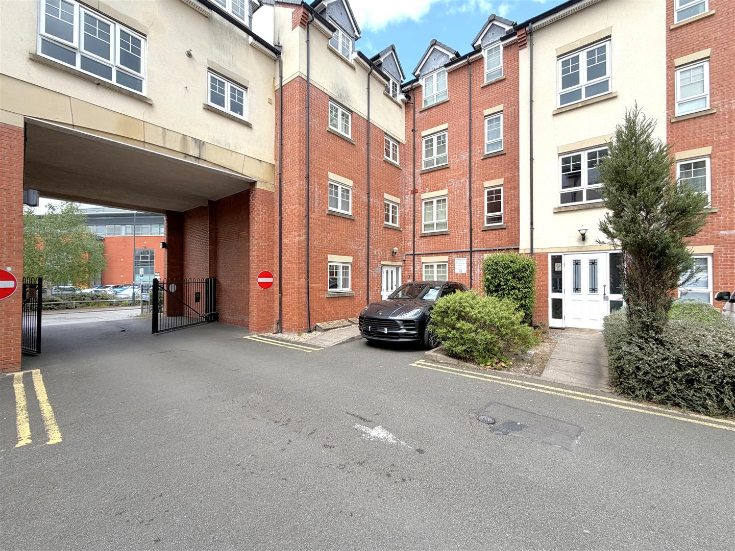 Turberville Place, Off Ansells Way, Central Warwick (Nr Sainburys & Race Course) 1